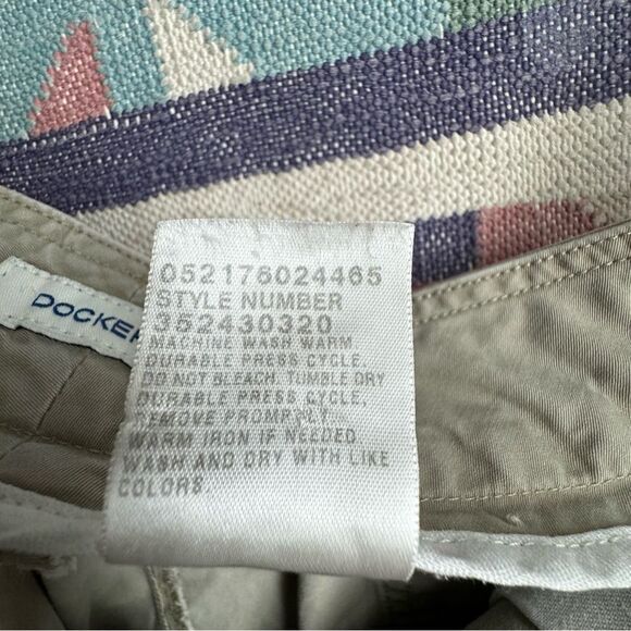 Dockers Woman’s Tan Shorts Casual SZ 16 - Picture 13 of 14